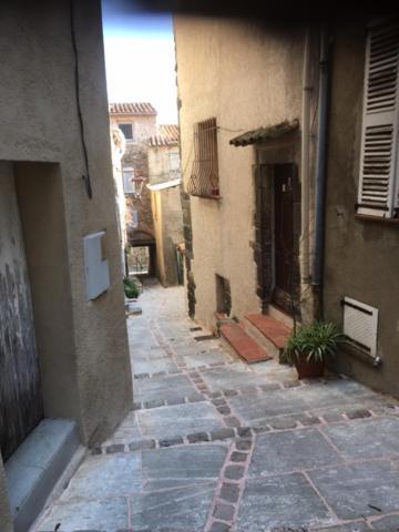 Logement Neuf Centre Du Village Aux Pieds Du Chateau Grimaud Exterior photo